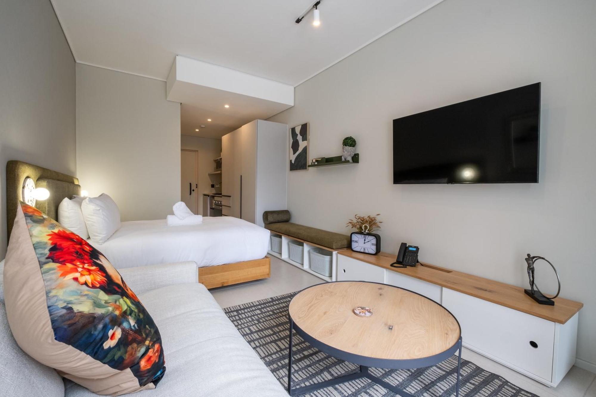 The Rose 104: Modern In Heart Of The Apartment